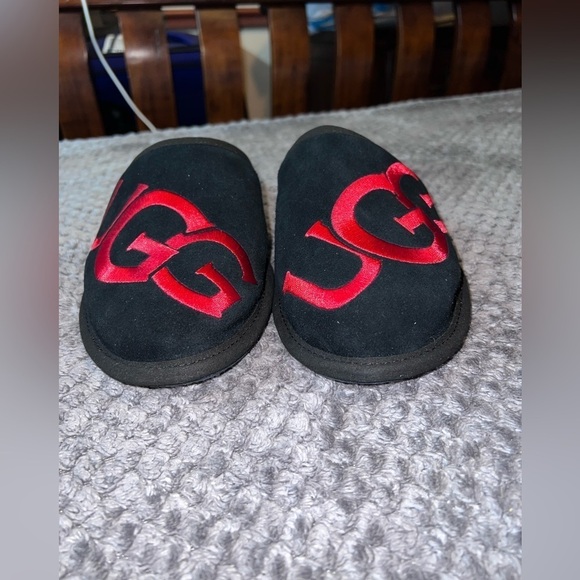 NWT UGG Scuff Logo Mens Slippers Suede Black Red US 8 UK 7 EU 41